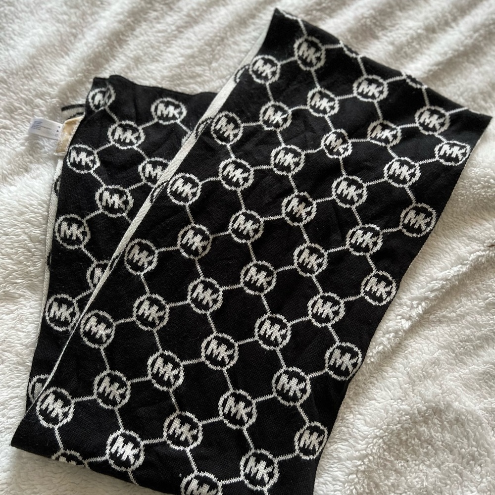 MICHAEL Michael Kors Scarf - Picture 3 of 3